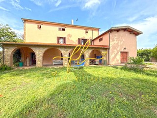 Casale in Vendita a Cecina, zona Collemezzano Alto, 568'000€, 359 m², con Box