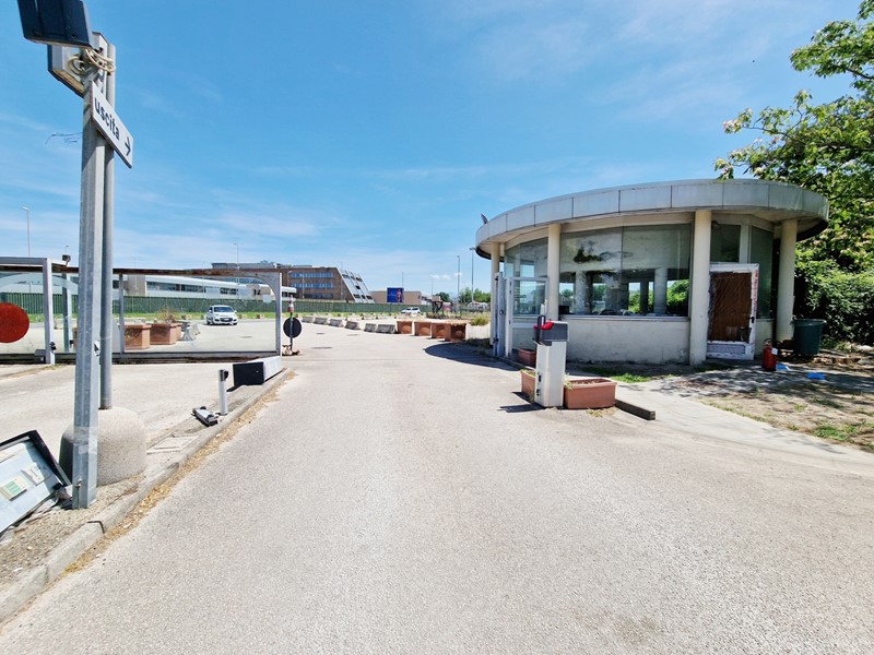 Negozio in Vendita a Marcianise, 175'000€, 179 m², arredato