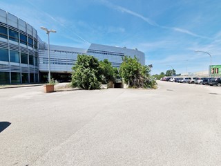 Negozio in Vendita a Marcianise, 175'000€, 179 m², arredato