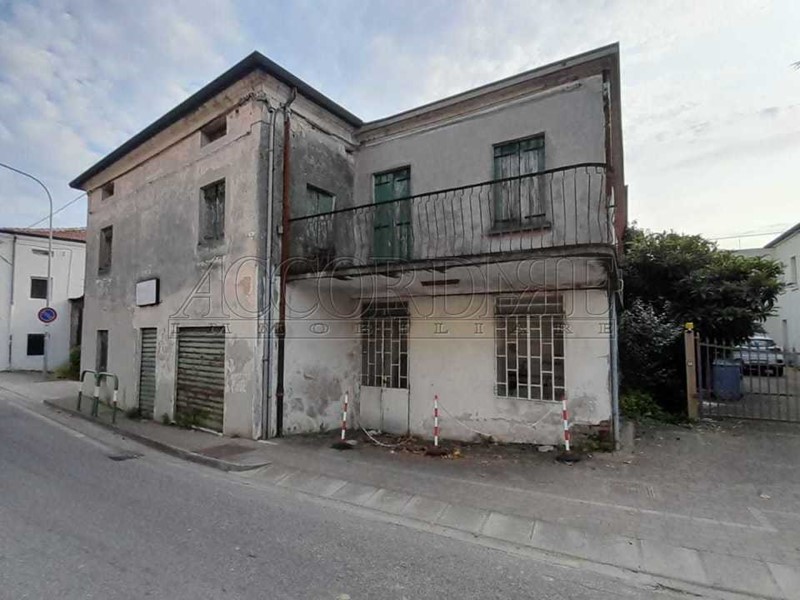 Casa Indipendente in Vendita a Campodoro, 39'000€, 282 m²