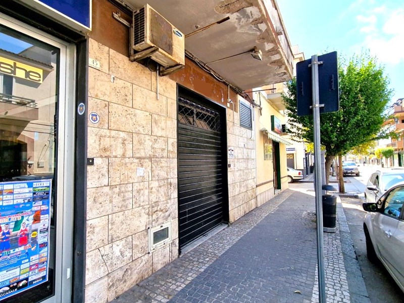Negozio in Affitto a Mondragone, zona VIALE MARGHERITA 43, 450€, 37 m²