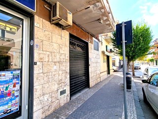 Negozio in Affitto a Mondragone, zona VIALE MARGHERITA 43, 450€, 37 m²