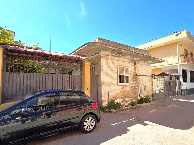 Casa Indipendente in Vendita a Mondragone, zona Via Zara, 320 m²