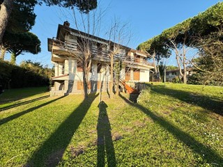 Villa in Vendita a Massa, zona Ronchi, 1'700'000&euro;, 350 m², con Box