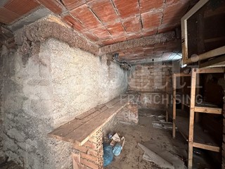 Villa bifamiliare in Vendita a Taggia, 90'000€, 105 m²