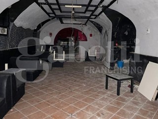 Magazzino in Affitto a Napoli, 550€, 400 m²