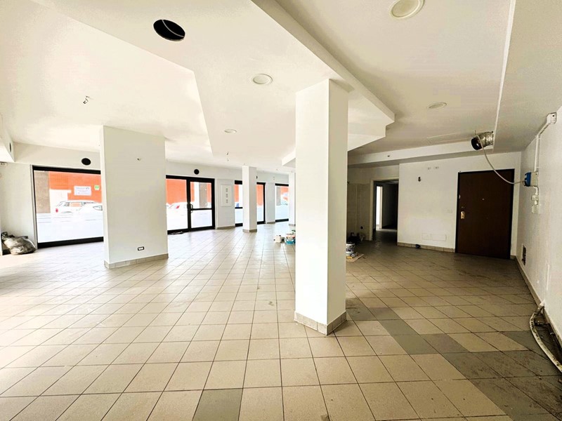 Negozio in Affitto a Collegno, 1'800€, 160 m²