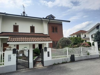 Villetta a schiera in Vendita a Avigliana, 295'000€, 250 m²