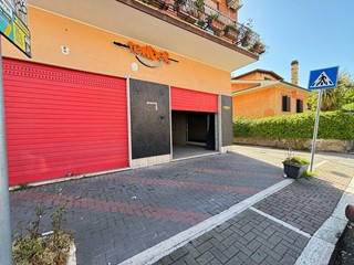 Negozio in Affitto a Ciampino, 1'200€, 90 m²