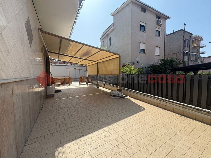 Negozio in Affitto a Guidonia Montecelio, 1'000€, 80 m²