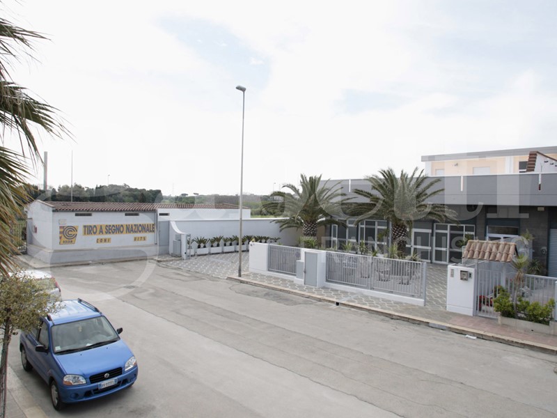 Capannone in Vendita a Barletta, 750'000€, 950 m²