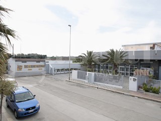 Capannone in Vendita a Barletta, 750'000€, 950 m²