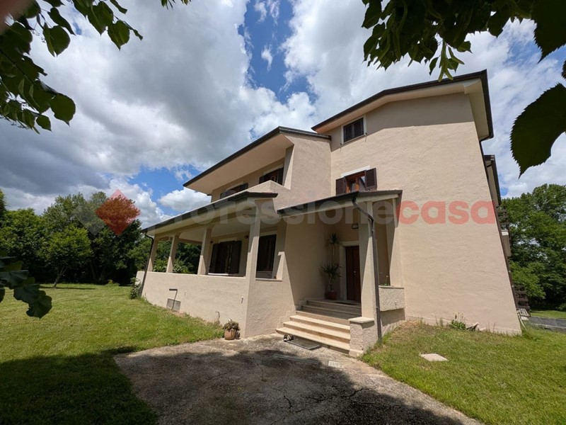Villa in Vendita a Cervaro, 285'000€, 400 m²