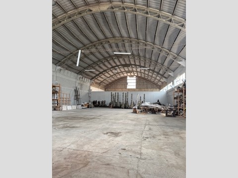 Capannone in Vendita a Massa, 900 m²