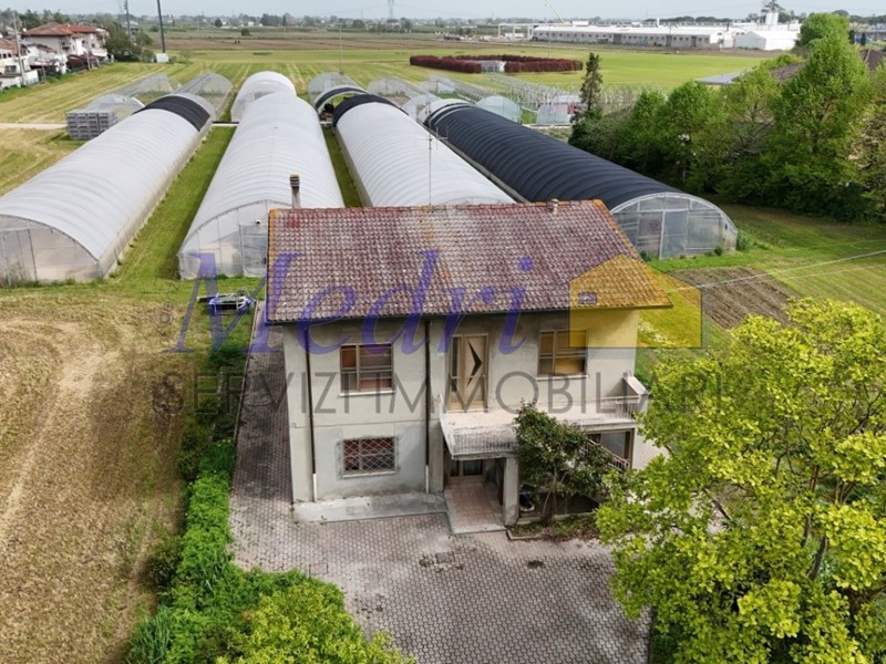 Casa Indipendente in Vendita a Cesena, zona Ponte Pietra, 240'000€, 210 m²