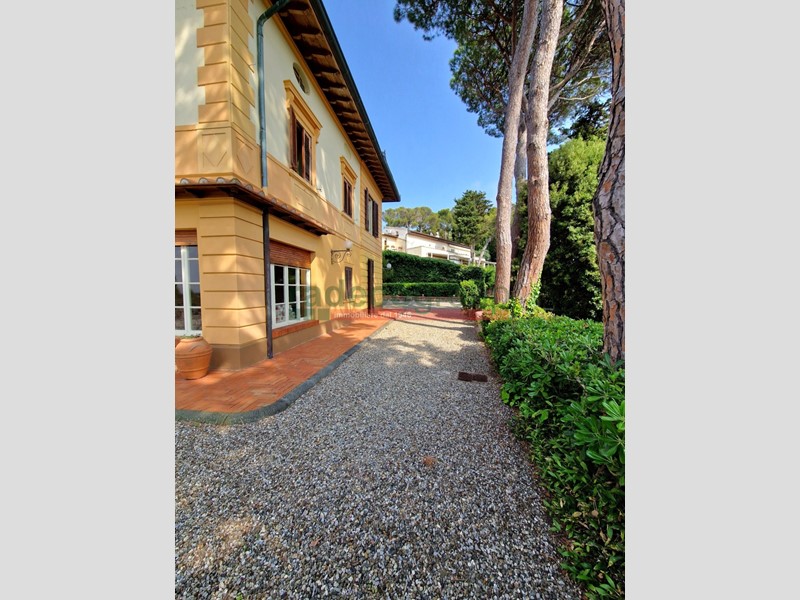 Casa Indipendente in Vendita a Livorno, zona Montenero, 1'250'000&euro;, 250 m², con Box