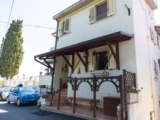 Casa Indipendente in Vendita a Alanno, zona Ticchione, 95'000€, 116 m², con Box