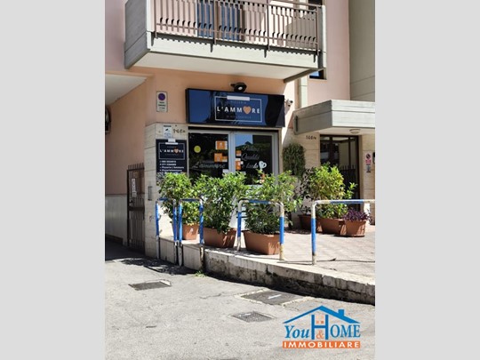 Negozio in Vendita a Bari, 210'000€, 155 m²