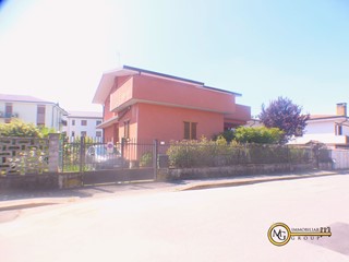 Villa in Vendita a Vignate, 680'000€, 329 m²