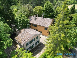 Casale in Vendita a Urbino, 300'000€, 406 m²