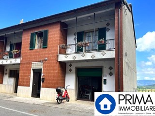 Casa Semi Indipendente in Vendita a Montecchio, 160'000€, 255 m²