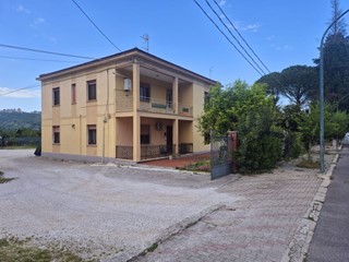 Villa in Vendita a Manoppello, 248'000€, 255 m²