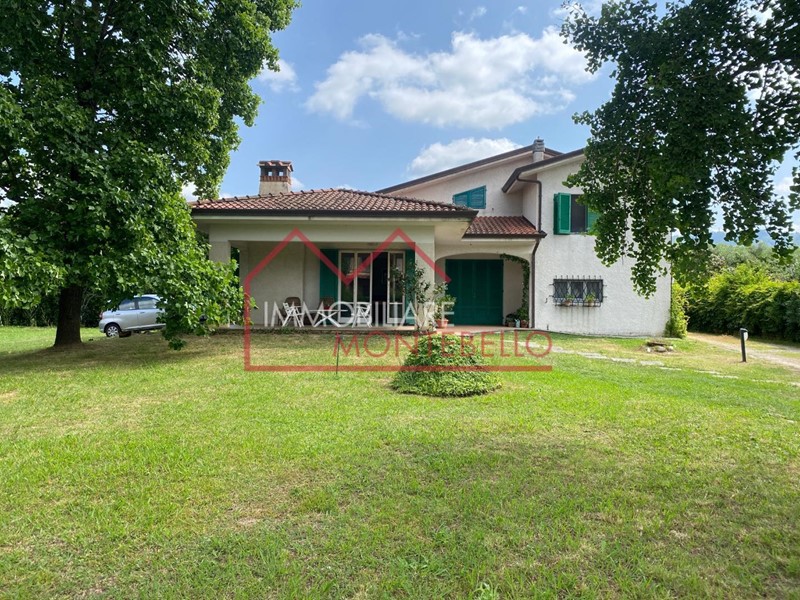 Casa Indipendente in Vendita a Camaiore, zona Capezzano Pianore, 475'000&euro;, 190 m²