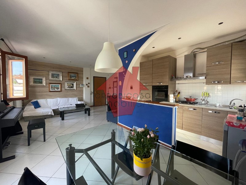 Trilocale in Vendita a Empoli, 250'000€, 80 m², con Box