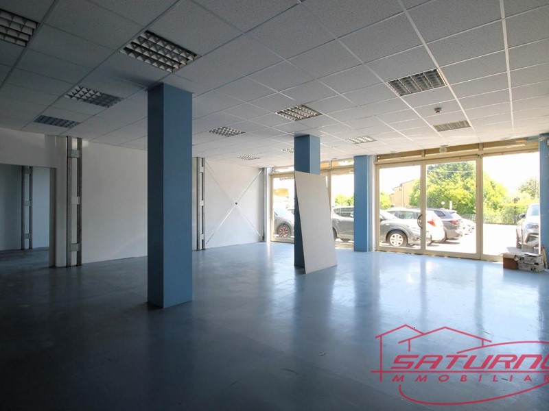 Immobile commerciale in Affitto a Lucca, zona Santissima Annunziata, 1'700€, 350 m²