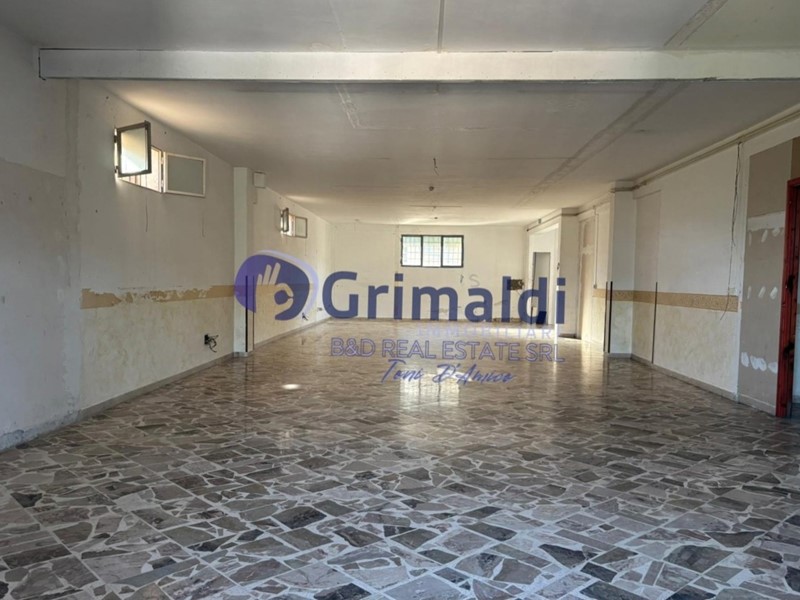 Magazzino in Affitto a Misilmeri, 550€, 200 m²