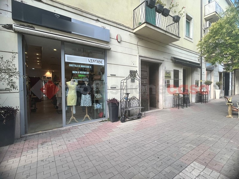 Negozio in Affitto a Cassino, 1'300€, 60 m²