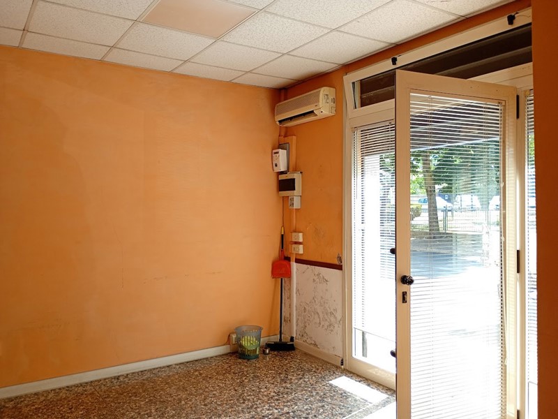 Negozio in Affitto a Aprilia, 450€, 26 m²
