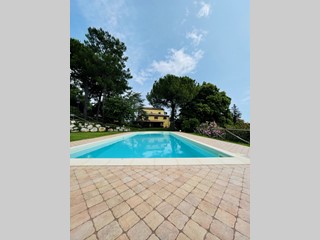 Villa in Vendita a Osimo, 840'000&euro;, 500 m², con Box