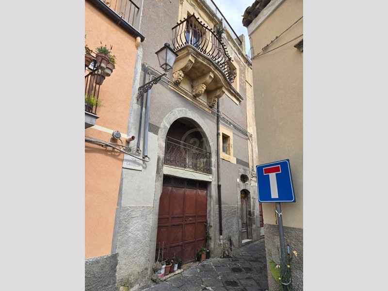 Quadrilocale in Vendita a Vizzini, zona Centro, 18'000€, 86 m², con Box