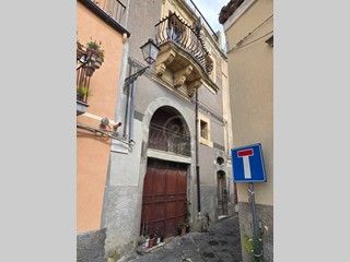 Quadrilocale in Vendita a Vizzini, zona Centro, 18'000€, 86 m², con Box