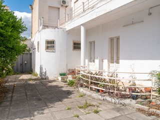 Casa Indipendente in Vendita a Quartu Sant'Elena, zona C. storico, 300'000&euro;, 357 m², con Box