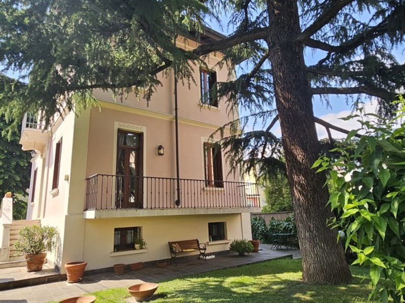 Casa Indipendente in Vendita a Brescia, 789'000€, 356 m², con Box