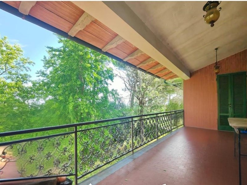 Villa in Vendita a Fucecchio, zona Massarella, 400'000€, 360 m², con Box