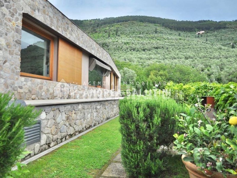 Villa in Vendita a Buti, 650'000€, 246 m², arredato