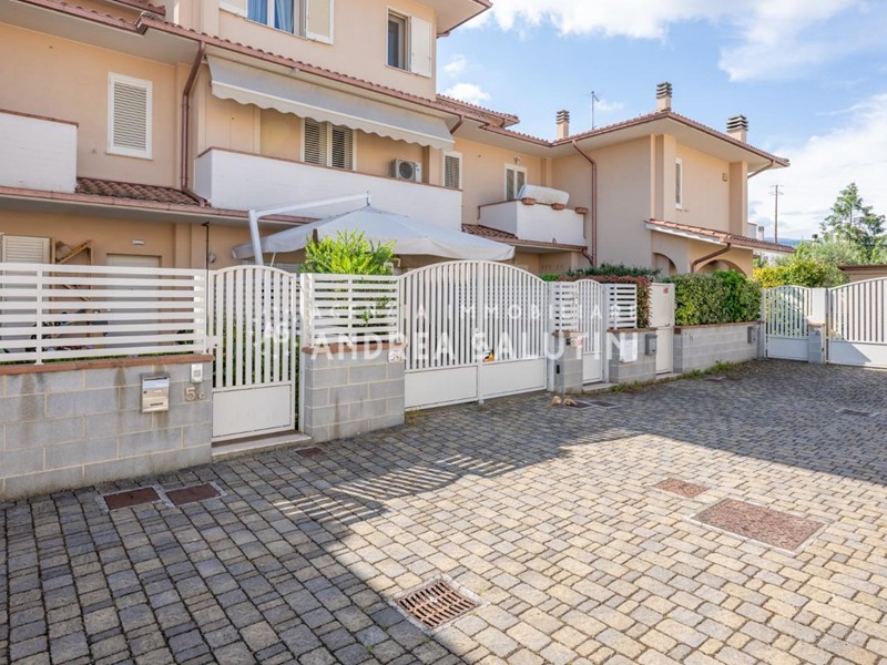 Villetta a schiera in Vendita a Pontedera, zona Pardossi, 335'000€, 135 m², arredato, con Box
