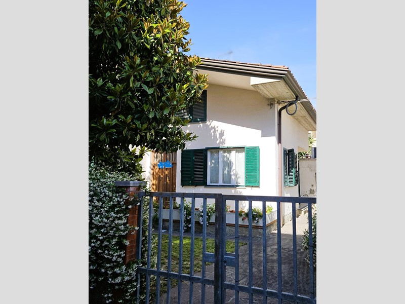 Casa Indipendente in Vendita a Cascina, 350'000€, 120 m², con Box