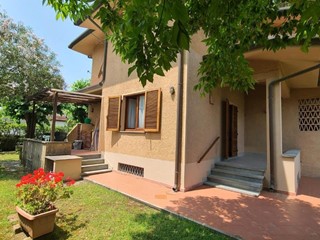 Villa bifamiliare in Affitto a Pietrasanta, zona Tonfano, 1'700€, 140 m², arredato