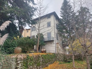 Casale in Vendita a Buti, 450'000€, 600 m²