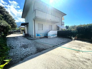 Villetta a schiera in Vendita a Montignoso, zona Cervaiolo, 330'000€, 100 m², arredato