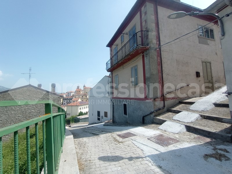 Casa Indipendente in Vendita a Castel del Giudice, 59'000€, 197 m²