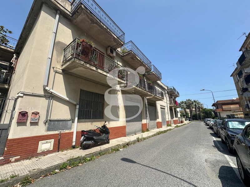 Negozio in Affitto a Pace del Mela, 1'600€, 340 m²