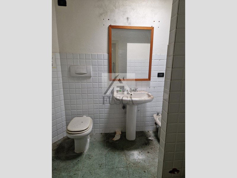 Ufficio in Affitto a Lucca, zona San Concordio Contrada, 1'000€, 100 m²