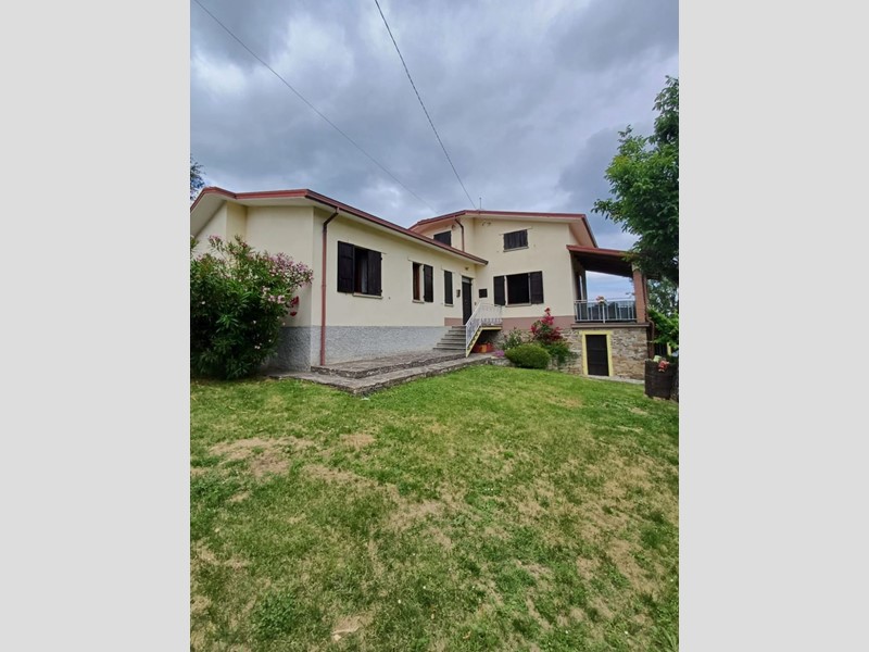 Casa Indipendente in Vendita a Valmozzola, 147'000&euro;, 182 m²