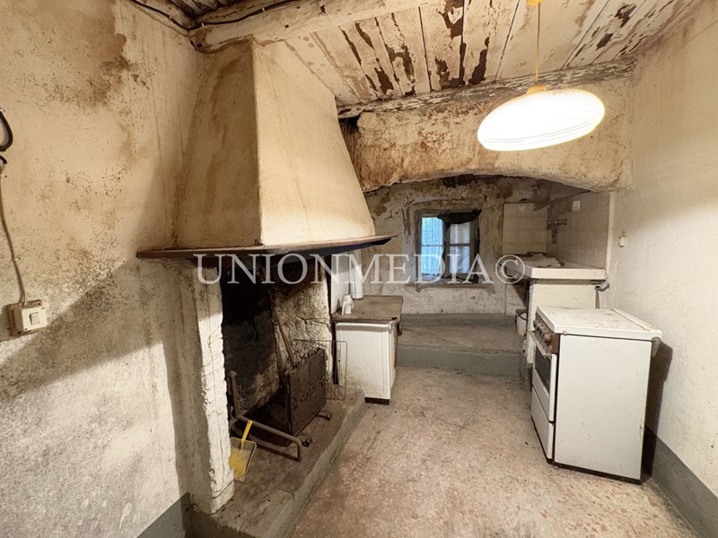 Casa Indipendente in Vendita a Fosdinovo, zona Giucano, 75'000&euro;, 164 m²