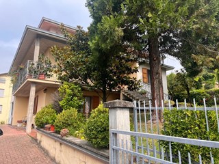 Casa Indipendente in Vendita a Varano de' Melegari, 269 m²